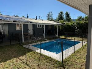 una piscina davanti a una casa di Casa en el centro de Licanray a Licán Ray Altre 6 foto