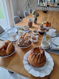 een houten tafel met borden met gebak erop bij Roulotte & Respire in Foussemagne +17 foto's