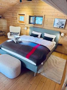 een slaapkamer met een groot bed in een hut bij Hüttli Chalet Weitblick 10 Minuten zur Skigondel und Aletschgletscher in Naters +29 foto's