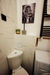 een witte badkamer met een toilet en een wastafel bij Urban Escape Studio in Ploieşti