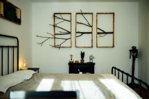 een slaapkamer met een bed en twee spiegels aan de muur bij Urban Escape Studio in Ploieşti