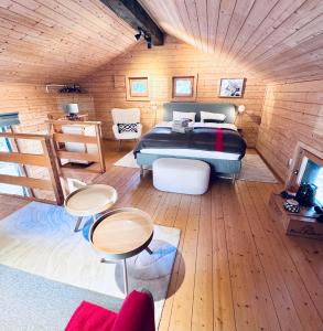 een slaapkamer met een bed in een houten hut bij Hüttli Chalet Weitblick 10 Minuten zur Skigondel und Aletschgletscher in Naters