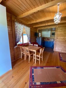 een eetkamer met een tafel en stoelen in een hut bij Kajakiem z Marzysza in Marzysz +21 foto's