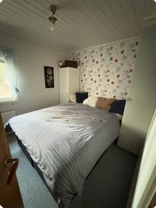 希塞里贝克Vilt Hjerte Stugas的一间卧室配有一张带花墙的床