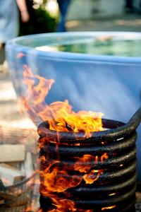 a pot with a fire inside of it at Pipowagen de Luxe, prive hottub en zwembad in Heythuysen