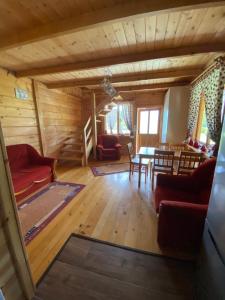 een grote woonkamer met een tafel en stoelen bij Kajakiem z Marzysza in Marzysz