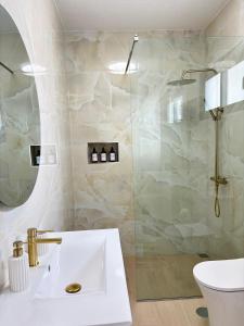 a bathroom with a sink and a shower at Casa estrelicia II in Relógio do Poiso +42 photos