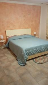 een groot bed in een kamer met 2 nachtkastjes bij Casa Alice in Ciriè