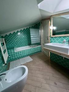 Et badeværelse på L'Attico + 18 billeder