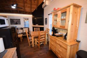 Nhà bếp/bếp nhỏ tại High Top cabin at Cabin Fever in NC
