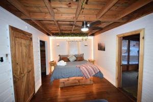 Giường trong phòng chung tại High Top cabin at Cabin Fever in NC +27 ảnh