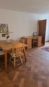 TV a/nebo společenská místnost v ubytování Historic Merchant House - History & Modernity