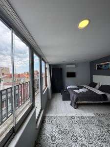 En eller flere senge i et værelse på Taksim Escape Suites HOTEL