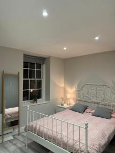 Postel nebo postele na pokoji v ubytování The Hidden Gem