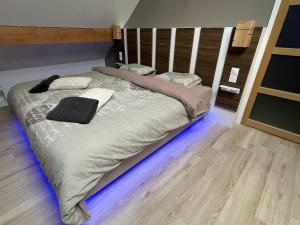 Postel nebo postele na pokoji v ubytování L'ESCALE SECRETE -- SPA et Salle cinéma 4K --