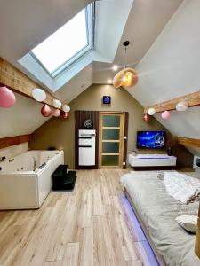 TV a/nebo společenská místnost v ubytování L'ESCALE SECRETE -- SPA et Salle cinéma 4K --