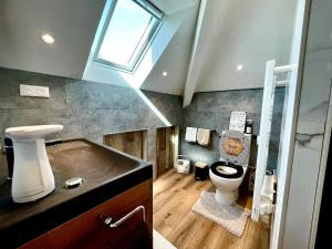 Koupelna v ubytování L'ESCALE SECRETE -- SPA et Salle cinéma 4K -- + 69 fotografií