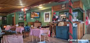 een restaurant met tafels en stoelen in een kamer bij Kuća za odmor Back to Bašić in Mandičevac