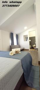 una camera da letto con un letto con un piumone blu di AR SAN SALVO B&B a San Salvo