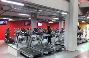 Una donna che cammina su un tapis roulant in palestra di Sankara a M'bour