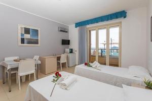 En eller flere senge i et værelse på Sirina House Taormina