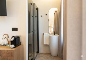 a bathroom with a sink and a mirror at Las Amiras Homes Collection in Granada
