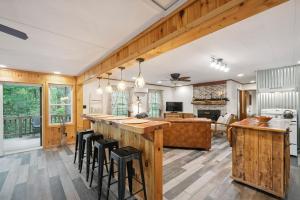 eine Küche mit einer Bar und ein Wohnzimmer in der Unterkunft Cozy Pisgah Cabin w Fire Pit in Newland + 24 Fotos