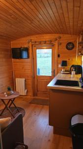 Kuchyň nebo kuchyňský kout v ubytování Roulotte insolite