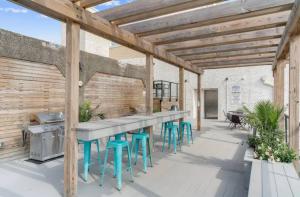 een patio met een bar met blauwe krukken bij Modern 1BR with Rooftop Pool & Gym in Philadelphia