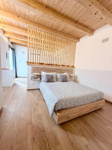 een slaapkamer met een bed en een houten plafond bij MARCO APARTMENTS di Locanda da Marco in Pignone