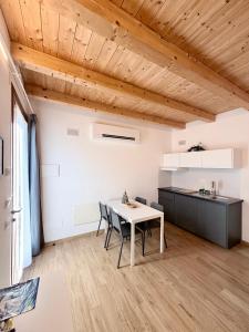 een keuken en eetkamer met een tafel en stoelen bij MARCO APARTMENTS di Locanda da Marco in Pignone