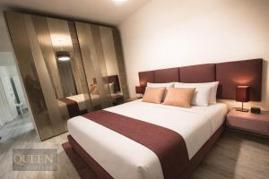 a bedroom with a large bed in a hotel room at QUEEN HOME Luana in Venice