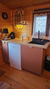 Kuchyň nebo kuchyňský kout v ubytování Roulotte insolite