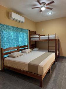 En eller flere senge i et værelse på Hotel Tunich Naj & Hostal