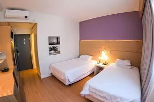 une chambre d'hôtel avec deux lits dans une chambre dans l'établissement Stay Inn Santos Sua acomodação com cara de Hotel, à Santos 130 autres photos