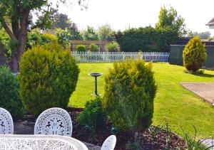 Vườn quanh Amazing Cottage set in Tranquil Hamlet nr Beach & Attractions - Perfect for Couples & Family's, Large Garden, Private Parking & Pets are Welcome too!