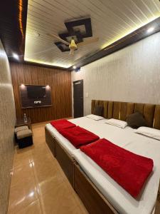 een slaapkamer met een groot bed met een rode deken bij Bliss Guest House Assi Ghat in Varanasi