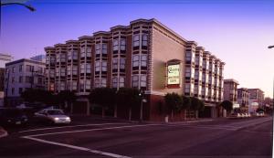 een groot gebouw op de hoek van een stadsstraat bij Coventry Motor Inn in San Francisco