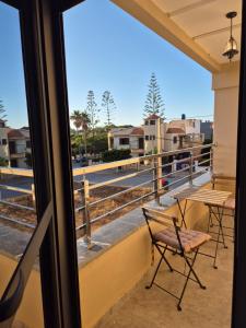 een tafel en een stoel op een balkon met uitzicht bij Saïdia Residence A - à 7 min de la plage in Saidia 