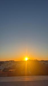 een zonsondergang in de lucht boven een stad bij Saïdia Residence A - à 7 min de la plage in Saidia 