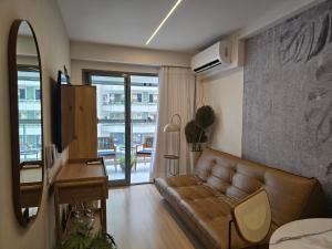 a living room with a couch and a table at Conforto e Lazer a 50m da Praia in Niterói