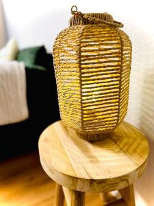 a basket sitting on top of a wooden table at MOLA Apartments-Ruhrnahes Apartment mit Balkon & Parkplatz im Herzen von Schwerte-4P in Schwerte