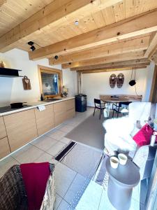 a living room with a couch and a table at Hüttli Chalet Weitblick 10 Minuten zur Skigondel und Aletschgletscher in Naters +27 photos