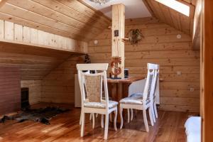 een eetkamer met een tafel en twee stoelen bij VIOLETTA in Slavske