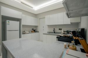 Nhà bếp/bếp nhỏ tại Layali Properties - Boho Oasis 3BR Apt - Convention and Exhibition Center