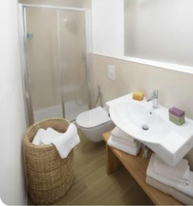 een badkamer met een wastafel, een toilet en een douche bij Tiare' in Trani