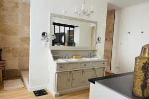 een badkamer met twee wastafels en een spiegel bij Hôtel Particulier - 5 minutes de Reims in Reims +47 foto's