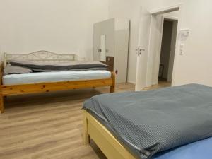 Giường trong phòng chung tại Golden Nest