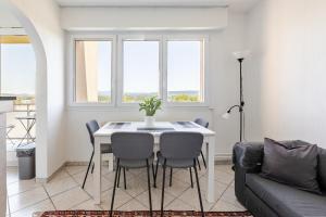 a living room with a table and chairs and a couch at Traumhaftes Studio in Top Lage! in Saint-Louis +6 photos