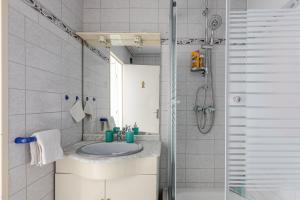 een badkamer met een wastafel en een douche bij Traumhaftes Studio in Top Lage! in Saint-Louis +20 foto's